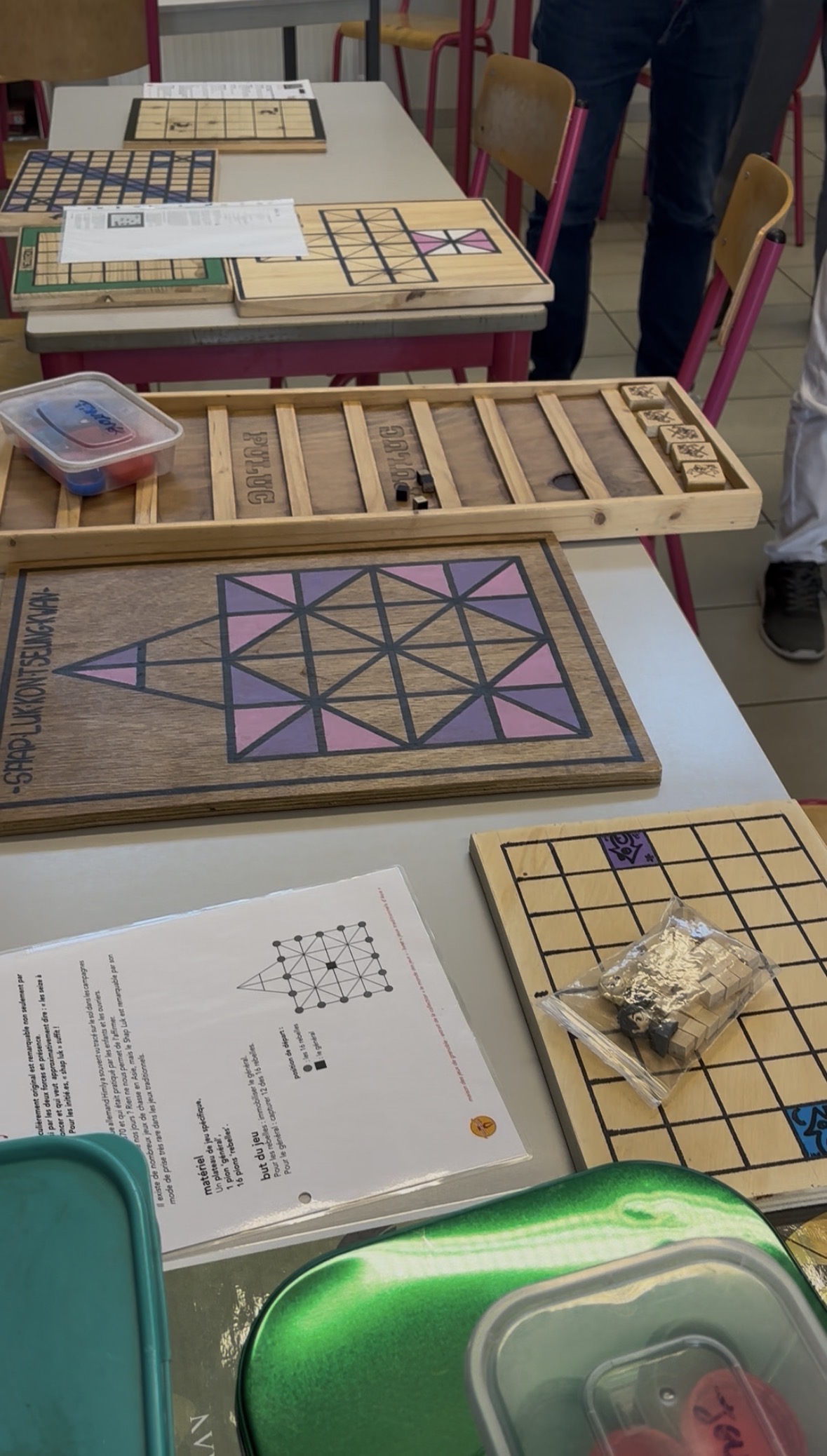 Fabrication artisanale de jeux de société lors d'une formation – matériaux de récupération