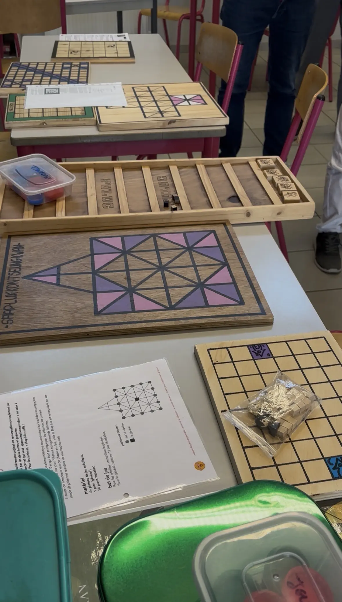 Fabrication artisanale de jeux de société lors d'une formation – matériaux de récupération