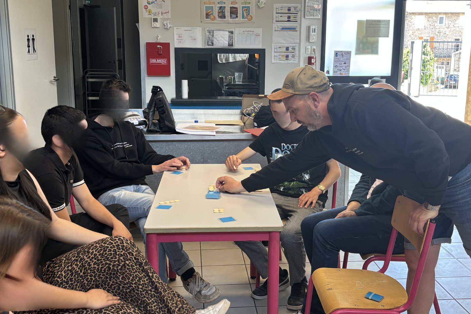 Formation jeux de société animée par Dorian, formateur DEJPS – atelier collectif en structure