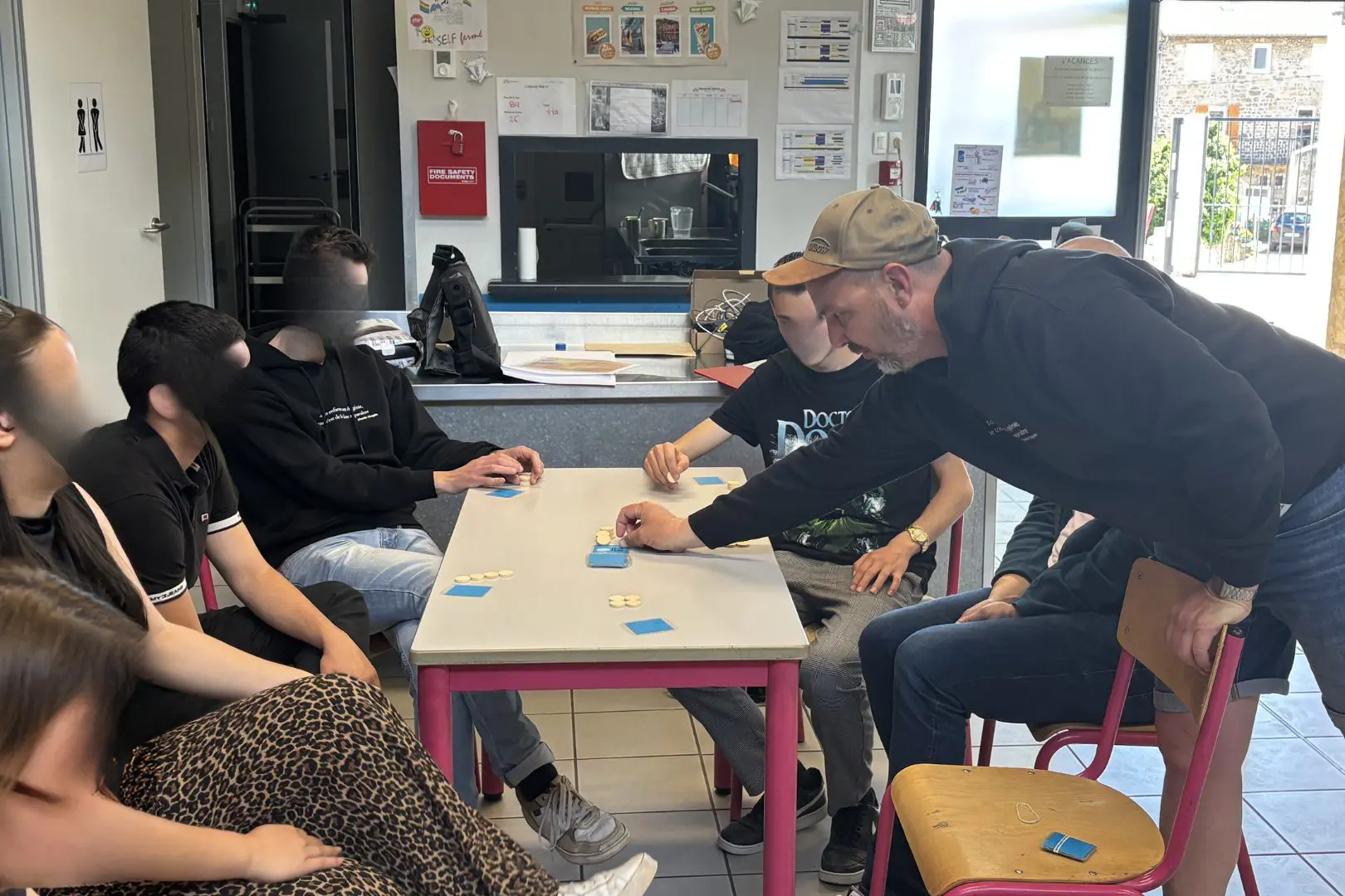 Formation jeux de société animée par Dorian, formateur DEJPS – atelier collectif en structure