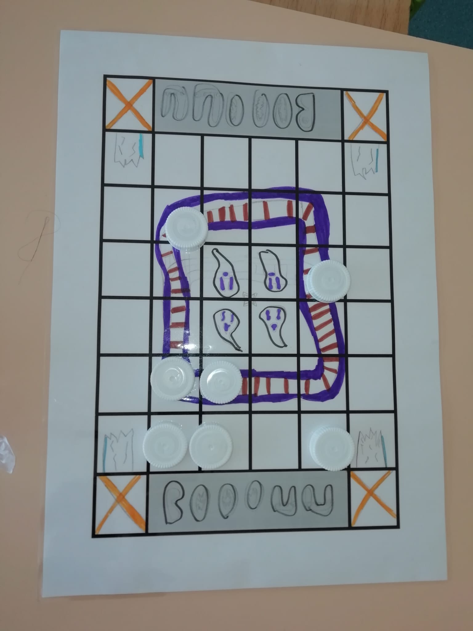 Enfants en train de fabriquer un jeu de récupération en centre de loisirs