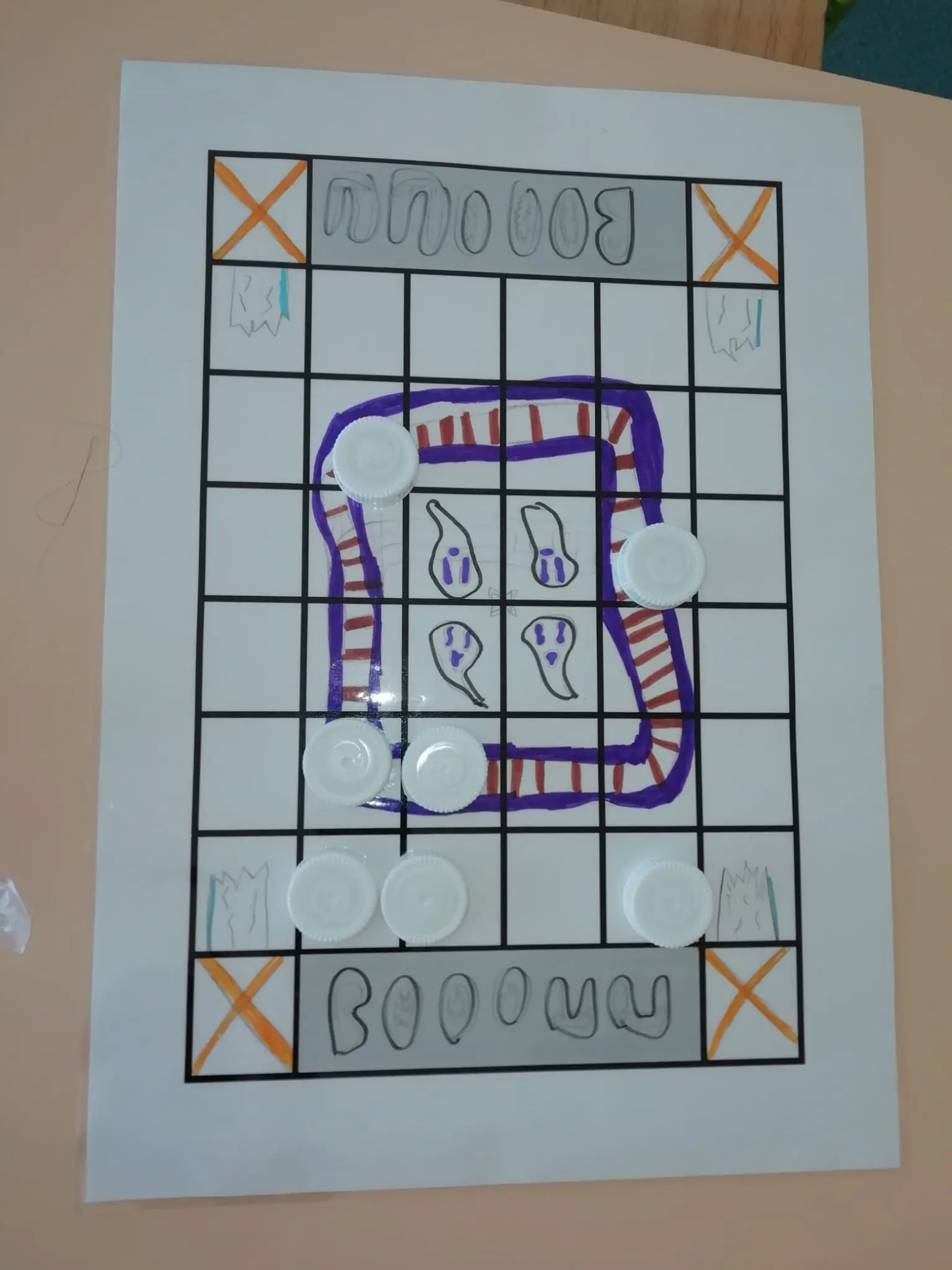 Enfants en train de fabriquer un jeu de récupération en centre de loisirs