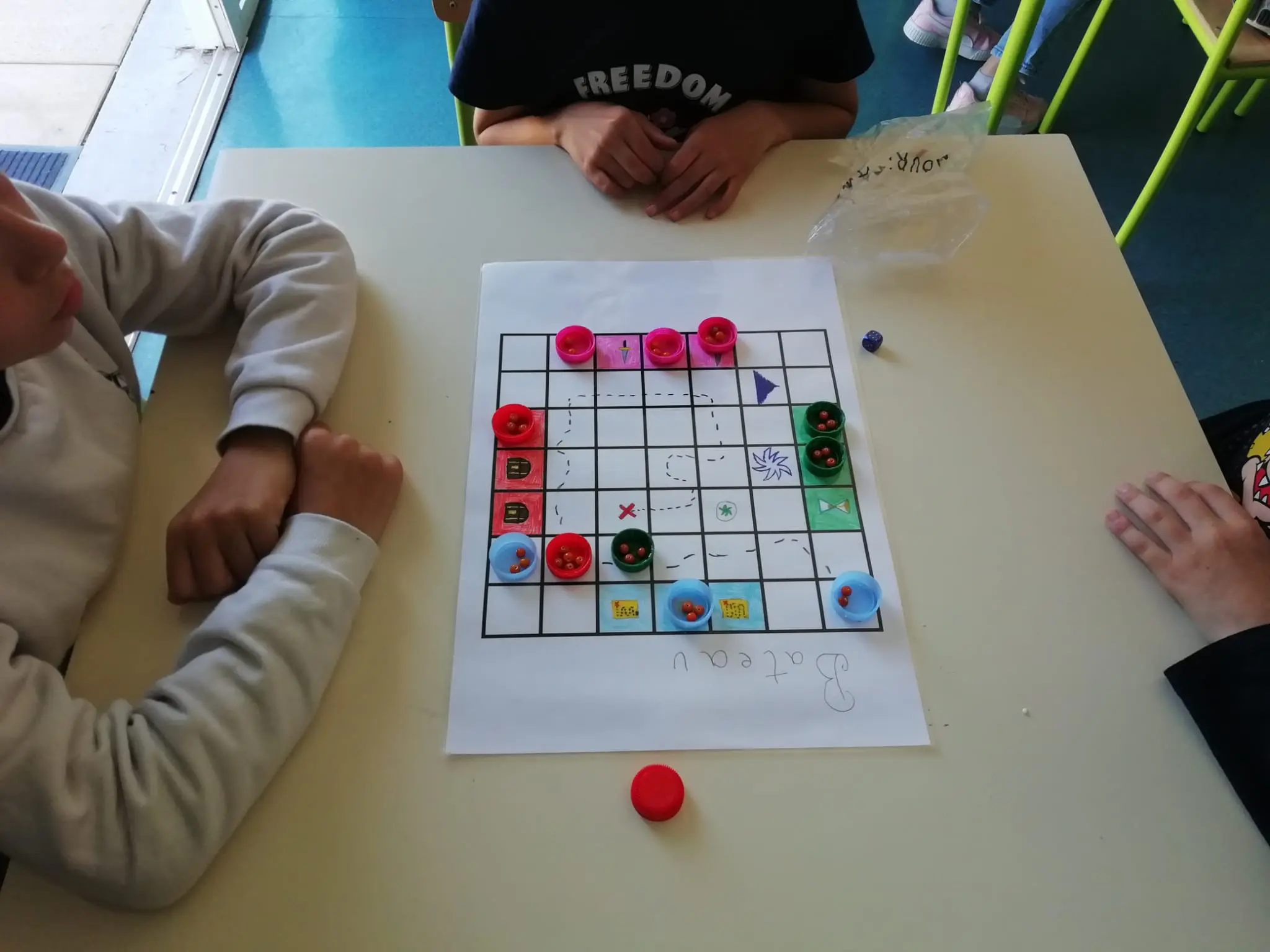 Enfants jouant à un jeu de société artisanal fabriqué en atelier
