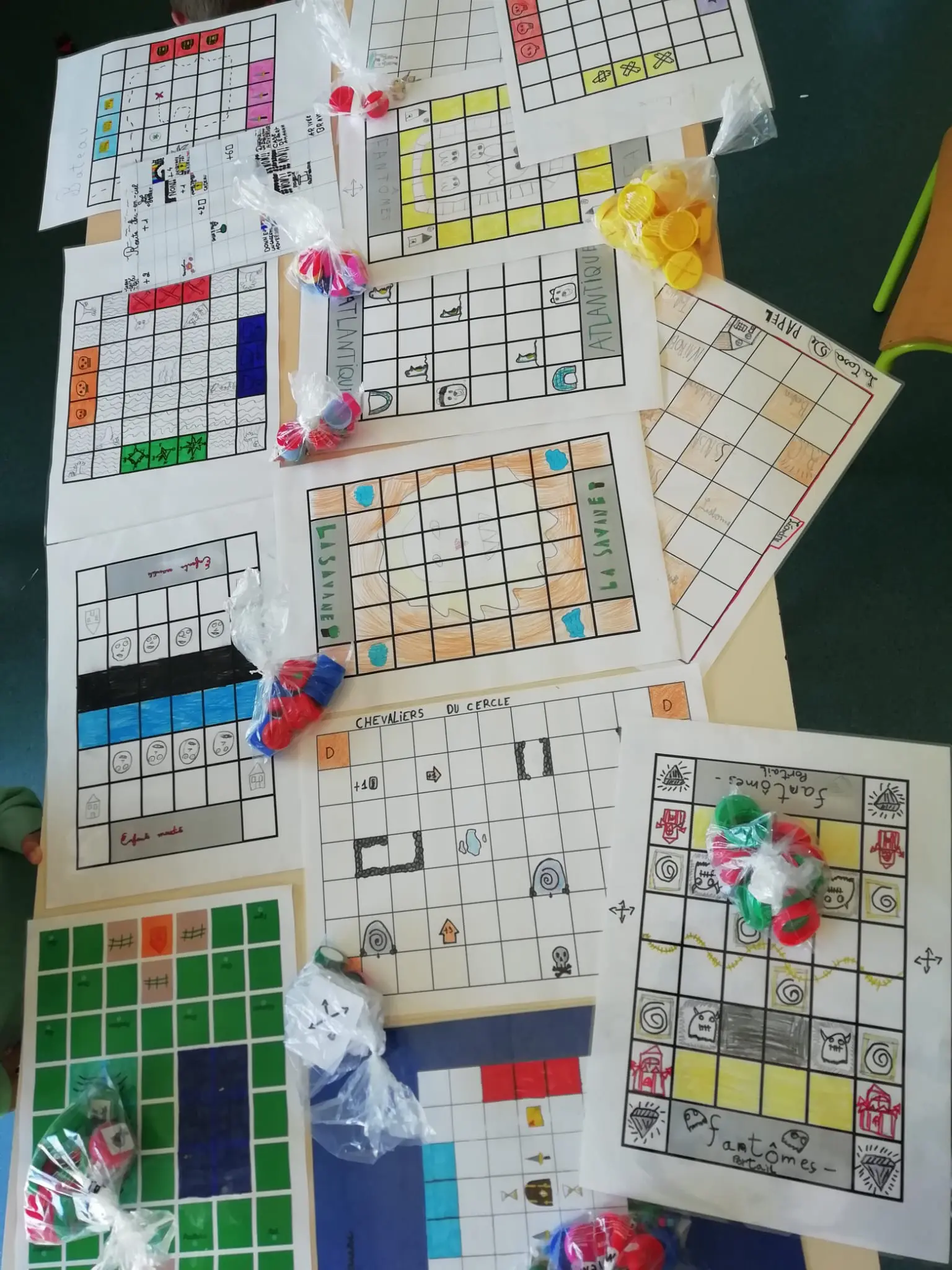 Atelier jeux en récup avec des enfants – centre de loisirs