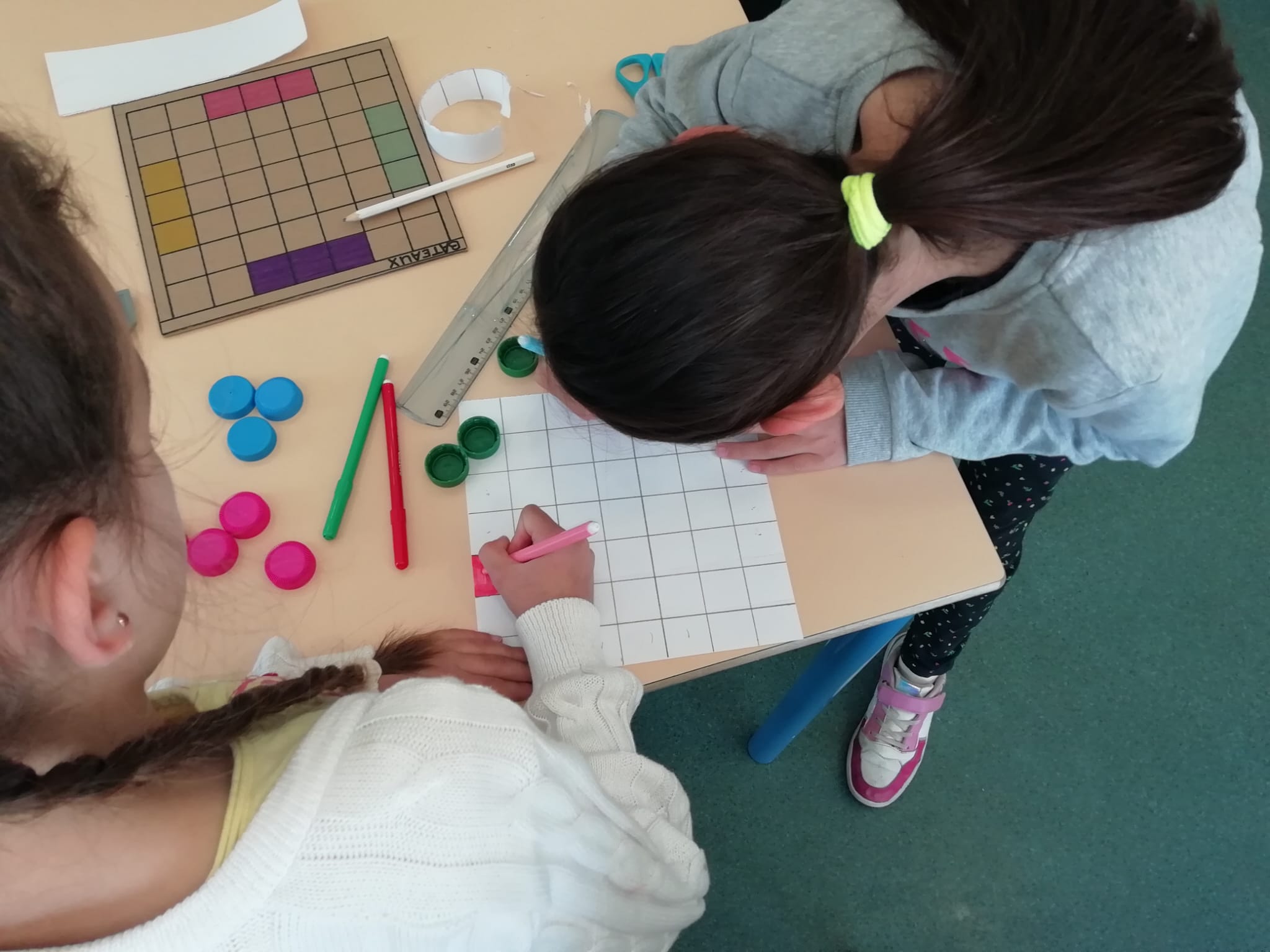 Fabrication collective de jeu avec matériaux de récupération – enfants en activité