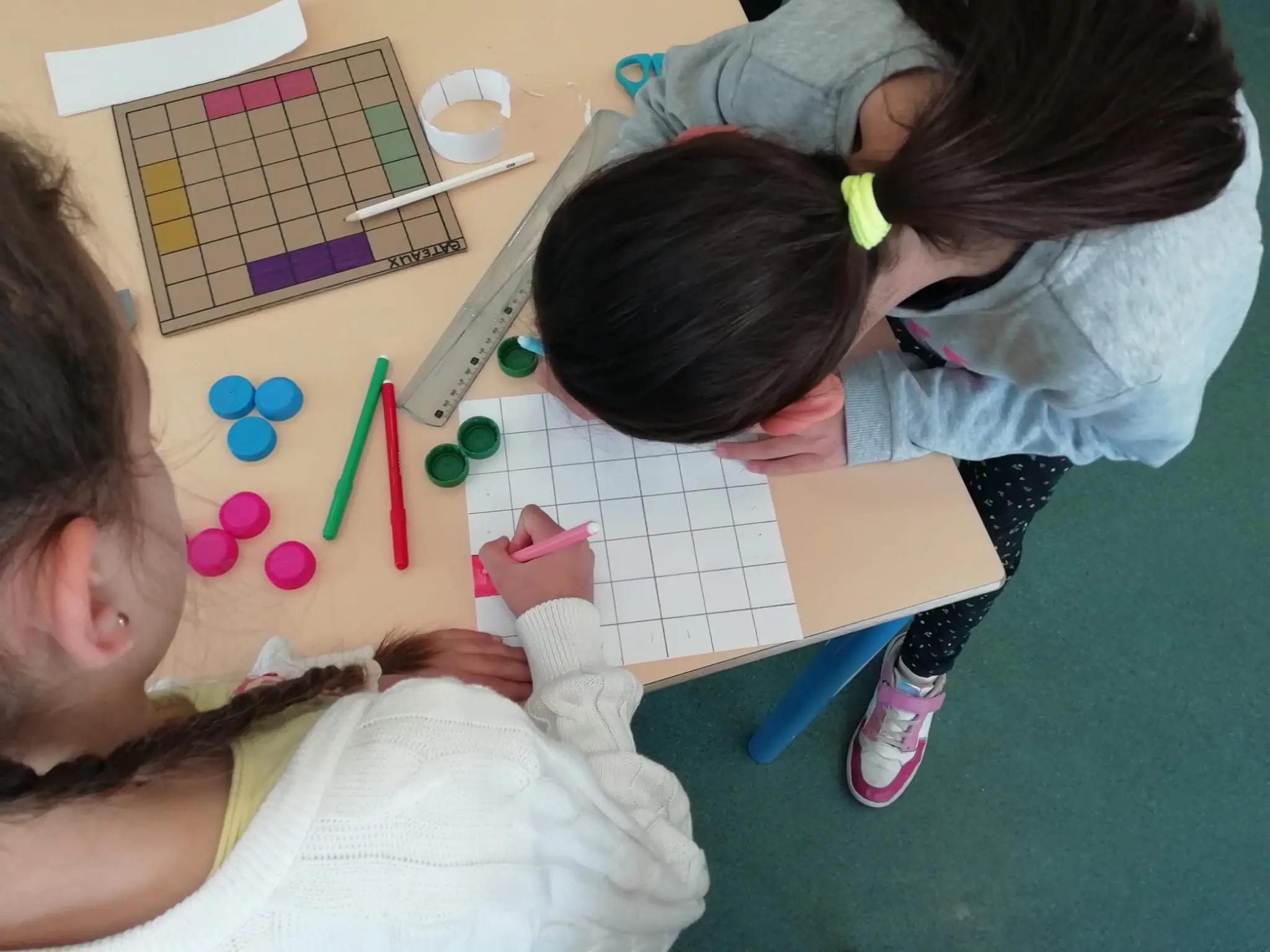 Fabrication collective de jeu avec matériaux de récupération – enfants en activité