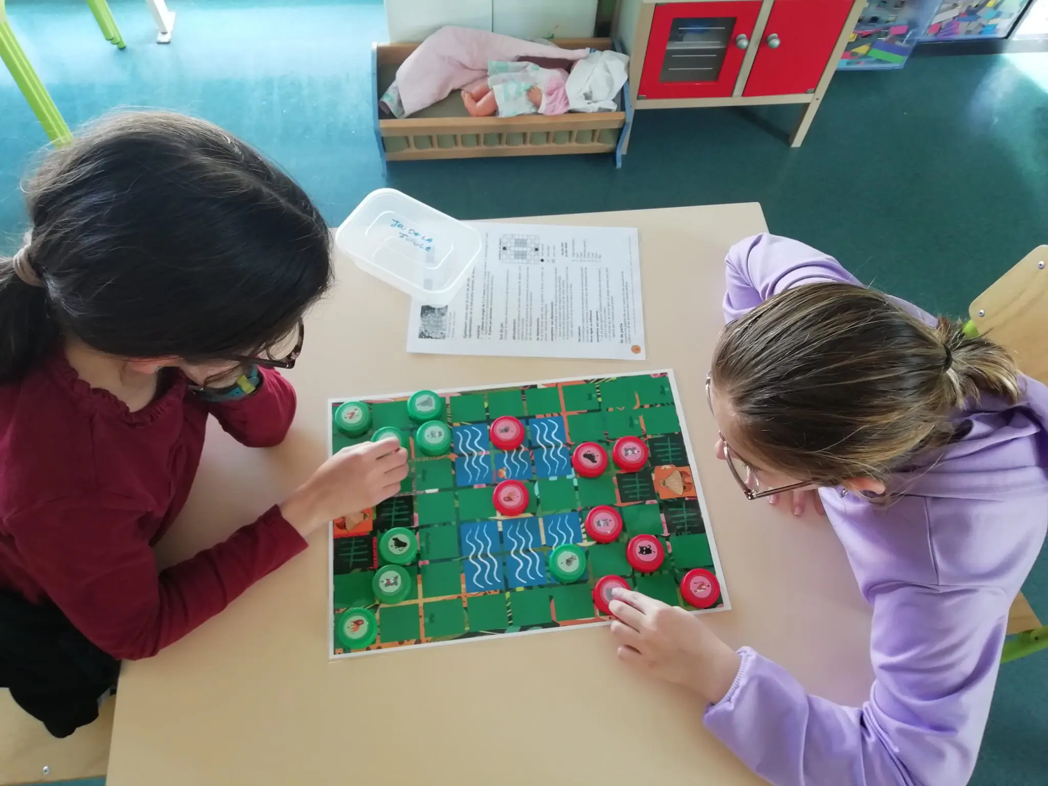 Enfants concentrés lors d'un atelier jeux de société avec Dorian
