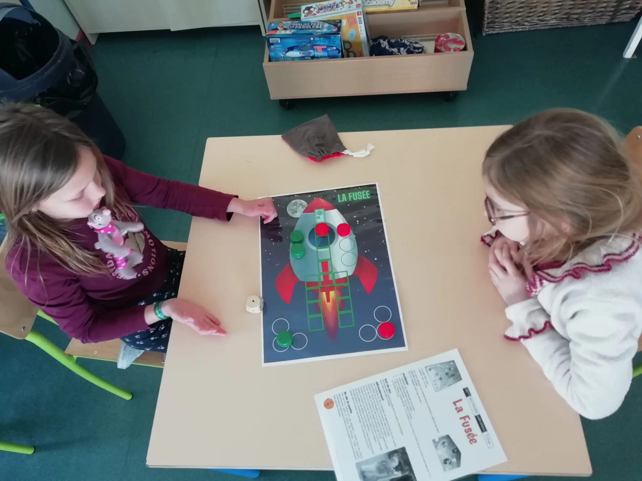 Enfants en train de jouer à un jeu artisanal – atelier récupération
